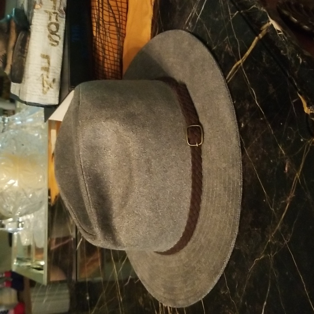 UNISEX Gray polyester felt type hat.